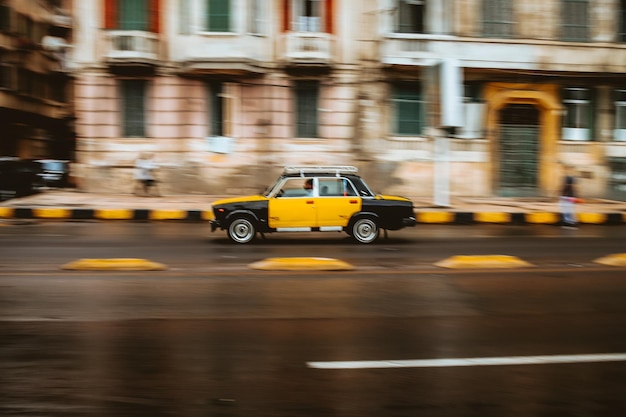 Imagen en movimiento borrosa del taxi amarillo en la calle de la ciudad