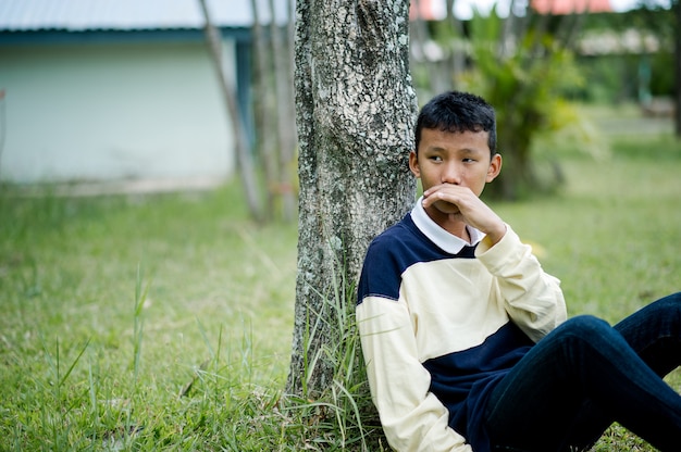 Imagen de un muchacho joven sentado esperando a alguien esperando concepto