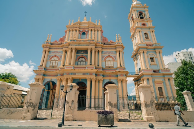 Esta imagen muestra una colorida iglesia con cúpulas en Salta, Argentina, 4 de marzo de 2024