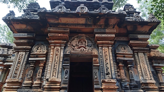 La imagen muestra la entrada de un antiguo templo con intrincadas tallas y esculturas