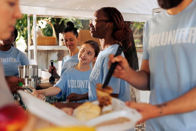Foto la imagen muestra la esencia del apoyo, la donación y el voluntariado mientras los trabajadores de caridad comparten comidas calientes y productos no perecederos con los desfavorecidos. las personas voluntarias ayudan a las personas necesitadas y sin hogar.