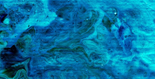 En esta imagen se muestra una pintura en espiral azul y verde.