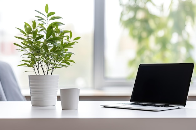 La imagen muestra una vista enfocada de un espacio de trabajo minimalista que consiste en una computadora portátil, portátiles, un café