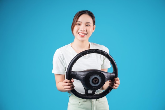 imagen, de, mujer asiática joven, tenencia, volante