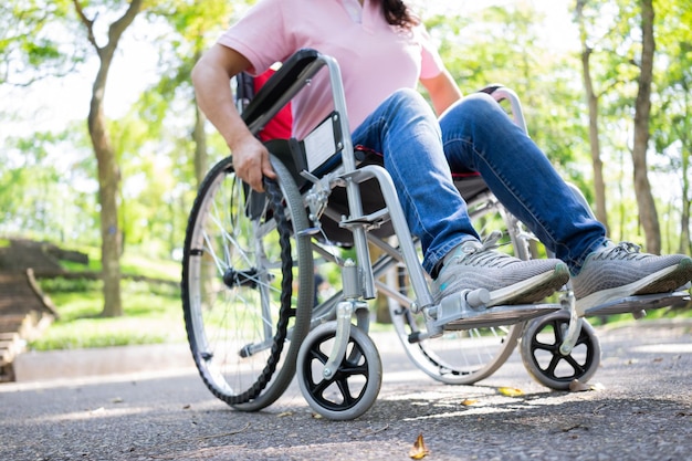 Imagen de mujer asiática de mediana edad sentada en silla de ruedas