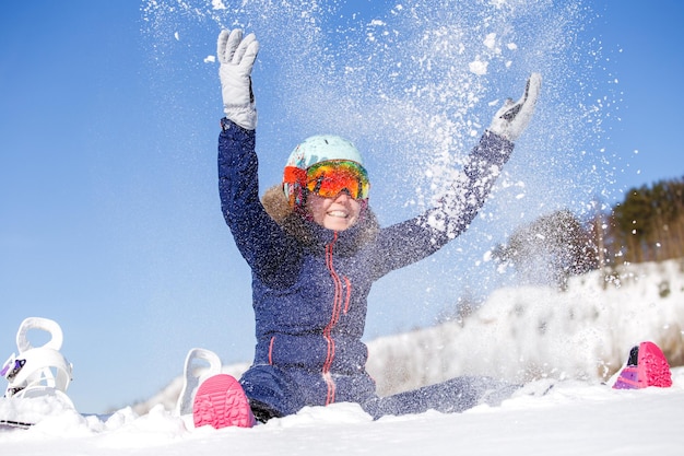 Imagen de mujer atleta sentada en ventisquero arroja nieve