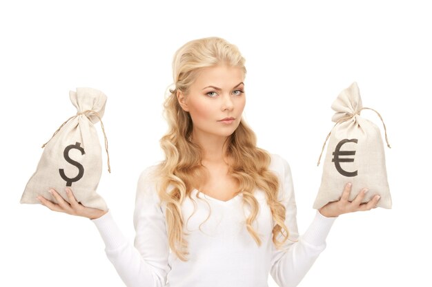 imagen de mujer con bolsas de euro y dólar