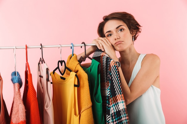 Imagen de una mujer bonita estilista posando aislado