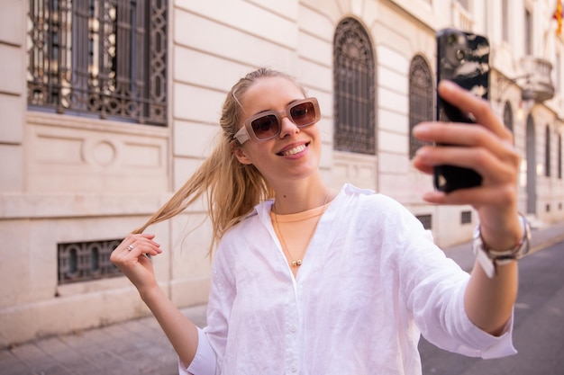 Foto imagen de una mujer bonita haciendo selfie en el teléfono