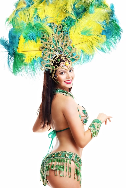 Imagen de mujer brasileña posando en traje de samba en blanco