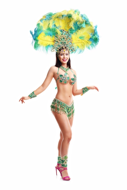 Foto imagen de mujer brasileña posando en traje de samba en blanco