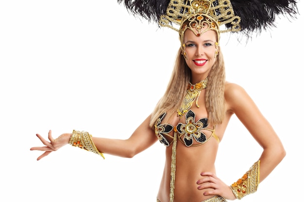 Imagen de mujer brasileña posando en traje de samba en blanco