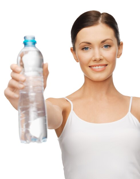 Imagen de mujer en camiseta en blanco con botella de agua
