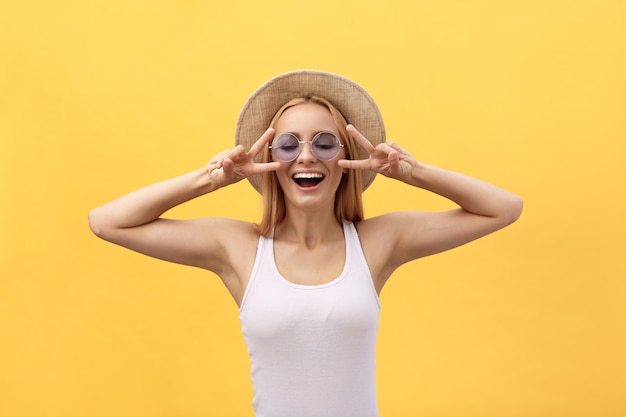 Imagen de mujer caucásica alegre vestida con ropa casual sonriendo