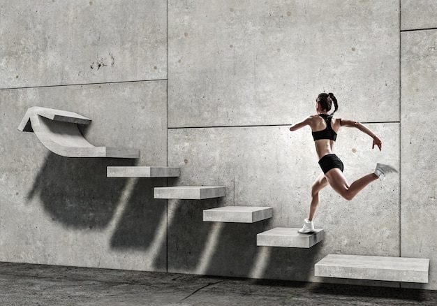 Imagen de mujer deportiva corriendo arriba. Técnica mixta