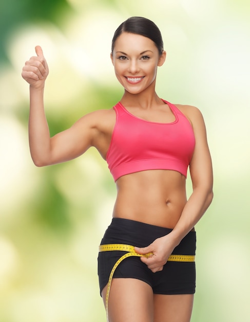 imagen de mujer deportiva midiendo sus caderas