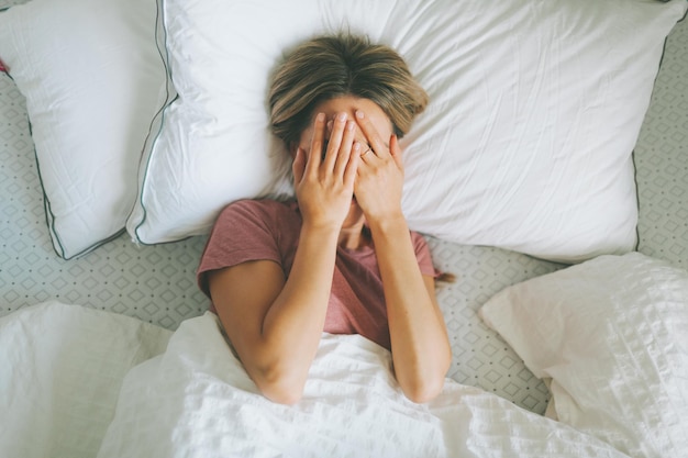 Imagen de una mujer durmiendo en la cama de su casa.