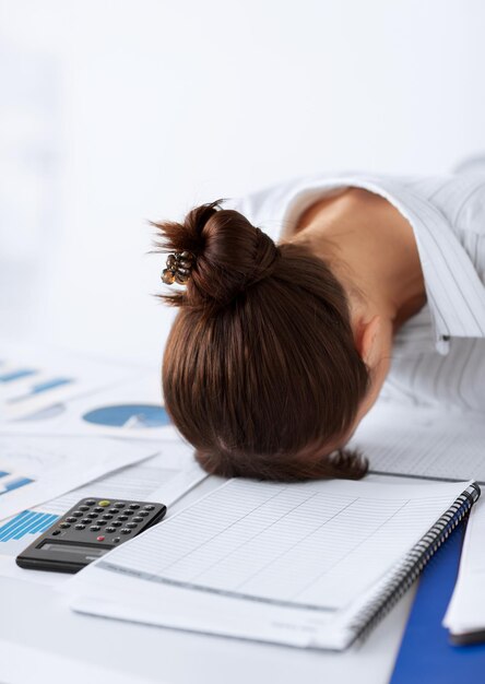 Imagen de mujer durmiendo en el trabajo en pose divertida