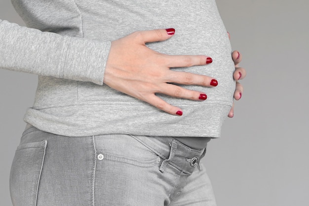 Imagen de mujer embarazada tocando su vientre con las manos