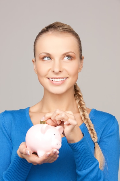 imagen de mujer encantadora con alcancía y dinero