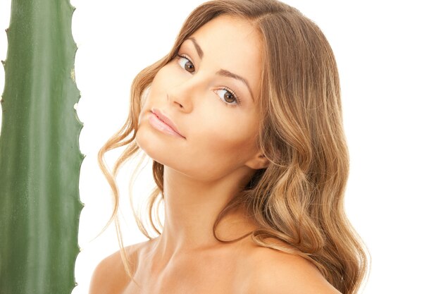 imagen de mujer encantadora con aloe vera