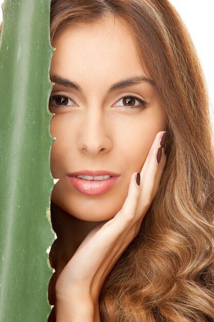 imagen de mujer encantadora con aloe vera