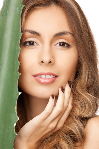 imagen de mujer encantadora con aloe vera