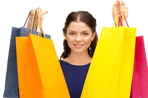 imagen de mujer encantadora con bolsas de la compra