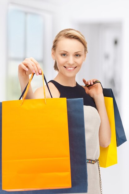 imagen de mujer encantadora con bolsas de la compra