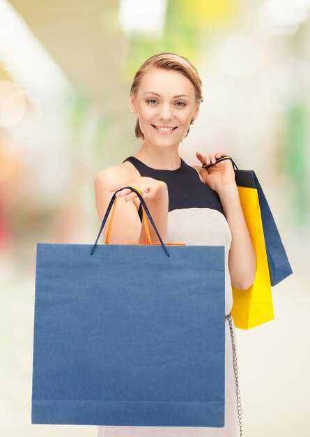 imagen de mujer encantadora con bolsas de la compra