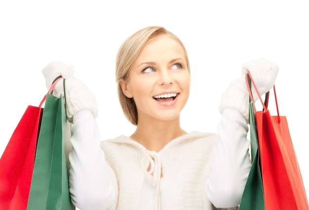 imagen de mujer encantadora con bolsas de la compra