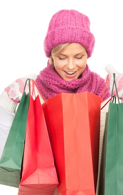 Foto imagen de mujer encantadora con bolsas de la compra