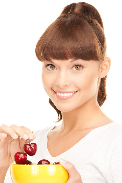 Imagen de mujer encantadora con cerezas sobre blanco