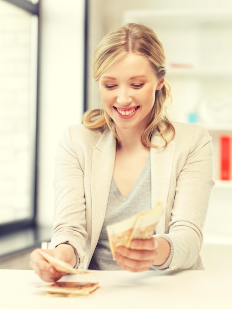 Imagen de mujer encantadora contando dinero en efectivo en euros