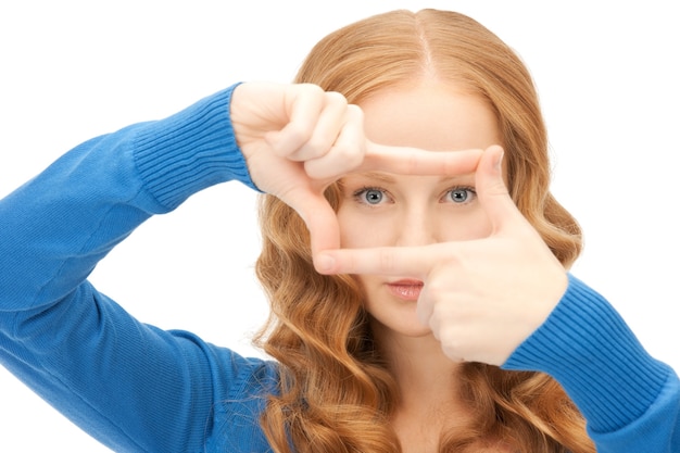 imagen de mujer encantadora creando un marco con los dedos