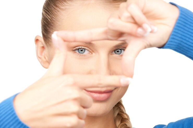 Foto imagen de mujer encantadora creando un marco con los dedos