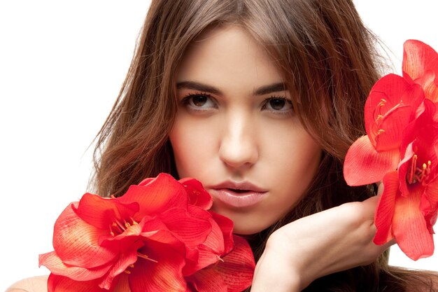 imagen de mujer encantadora con flores rojas