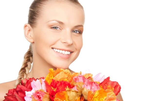 imagen de mujer encantadora con flores rojas