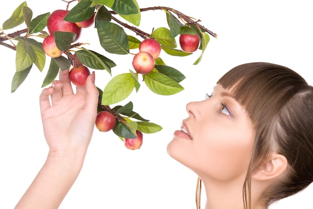 imagen de mujer encantadora con ramita de manzana