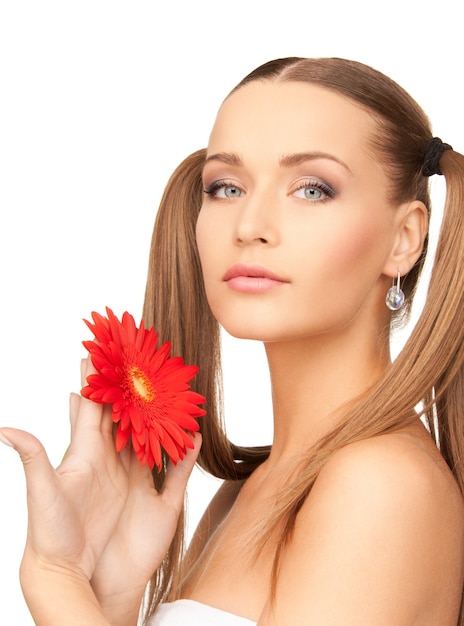 imagen de mujer encantadora en toalla con flor roja