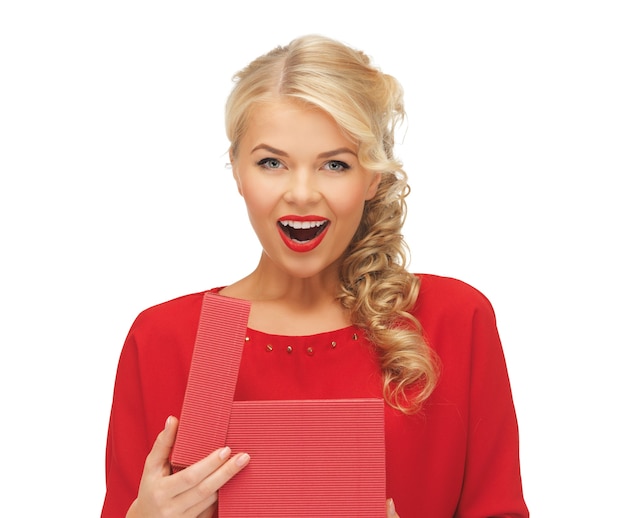 imagen de mujer encantadora en vestido rojo con caja de regalo abierta