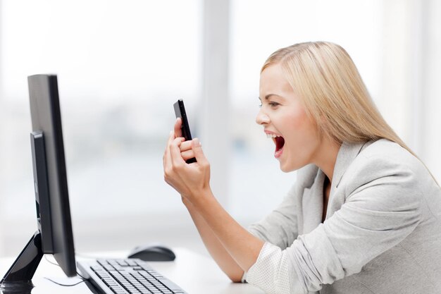 imagen de mujer enojada gritando en el teléfono