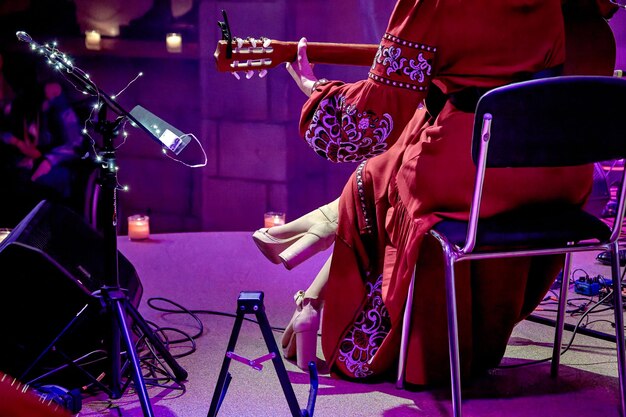 Foto imagen de una mujer en el escenario tocando la guitarra