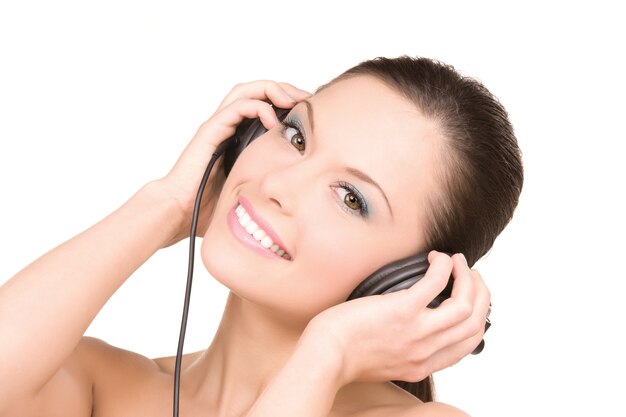 imagen de mujer feliz en auriculares sobre blanco