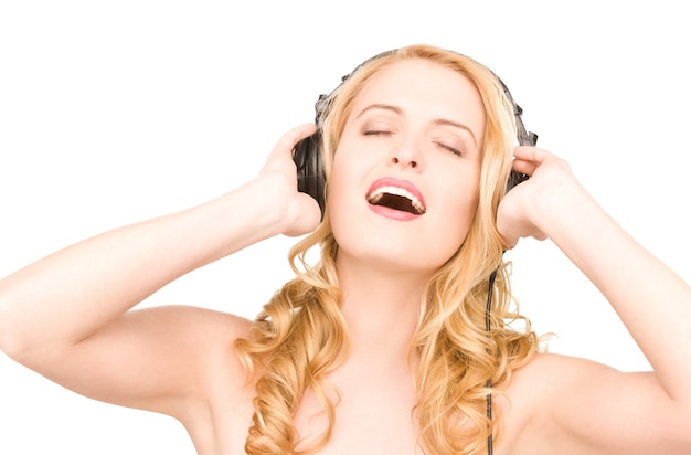 Imagen de mujer feliz en auriculares sobre blanco