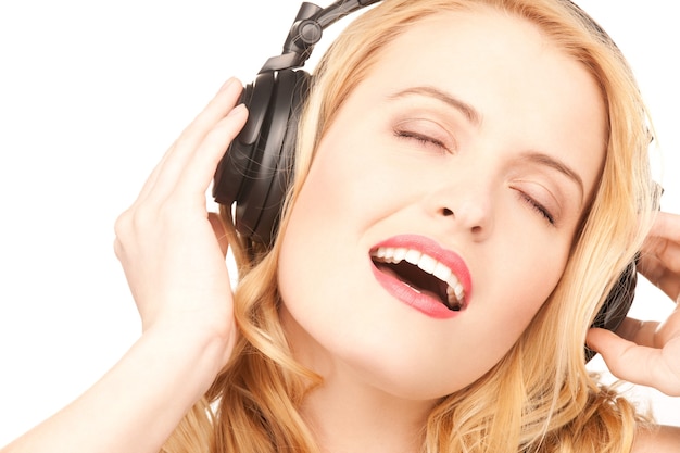 Imagen de mujer feliz en auriculares sobre blanco