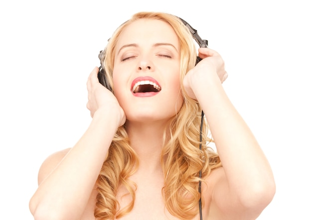 Imagen de mujer feliz en auriculares sobre blanco