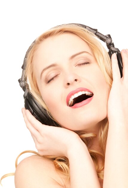 Imagen de mujer feliz en auriculares sobre blanco