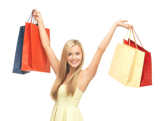 imagen de mujer feliz con bolsas de la compra.