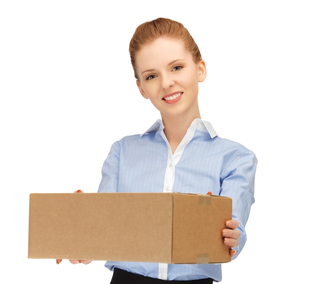 imagen de mujer feliz con caja de cartón